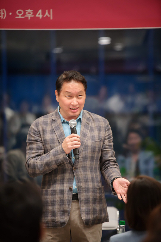 최태원 SK그룹 회장이 지난 30일 서울 한남동에서 열린 사회적가치연구원 이전 개원식에서 인사말을 하고 있다. <SK그룹 제공>